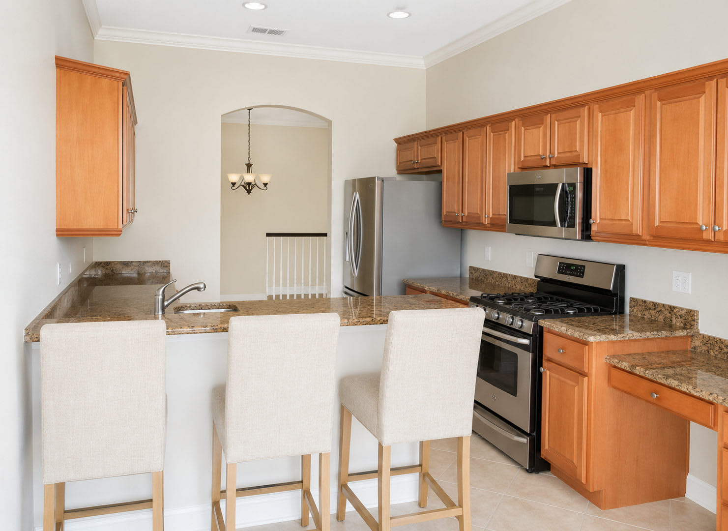 Annual Luxury Lakeview Condo with 3 Bedrooms + Den, Private Garage & Resort-Style Amenities – photo 4