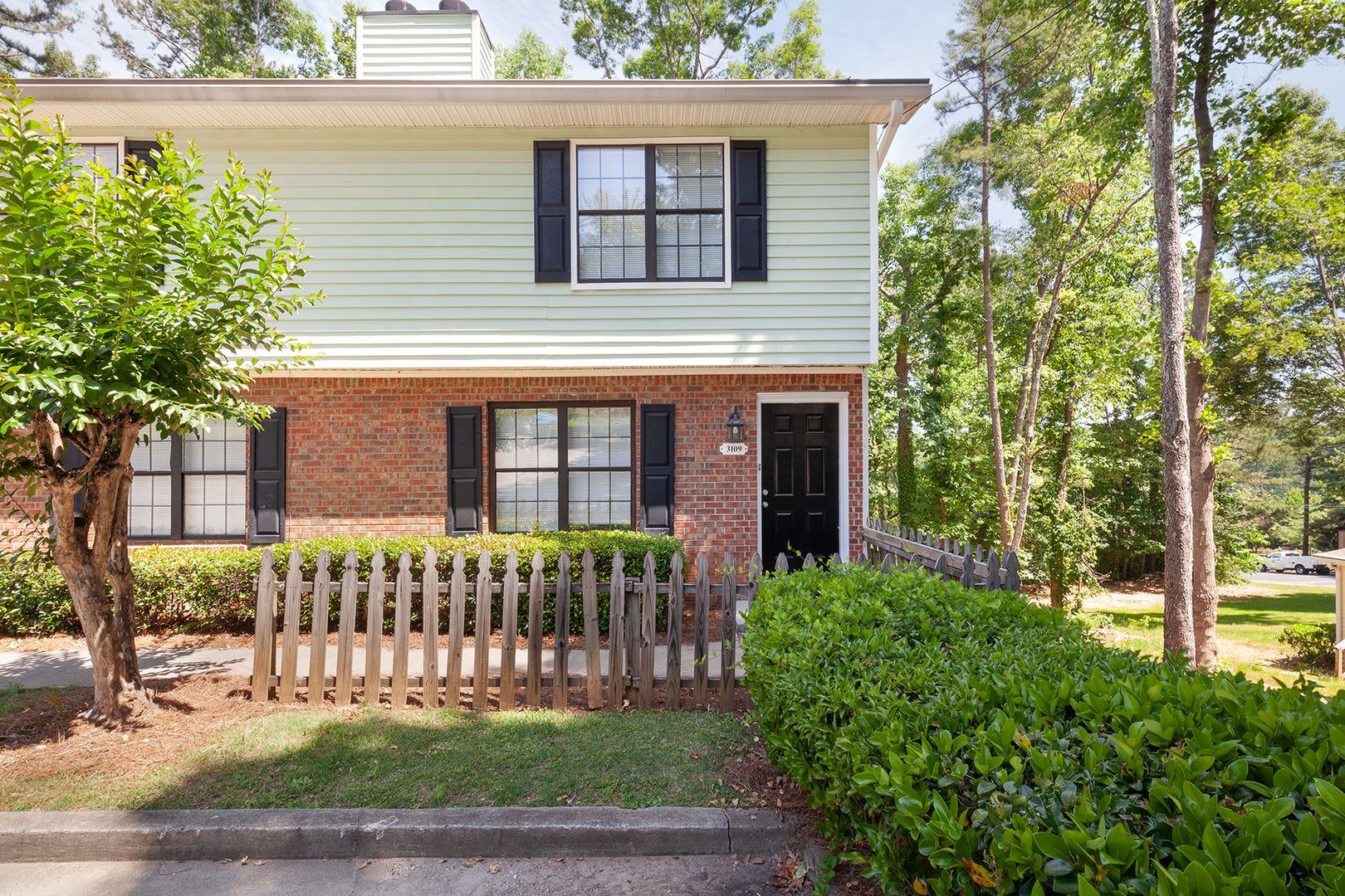 3bd/2.5ba Split Level Condo in Quiet Neighborhood! – photo 2