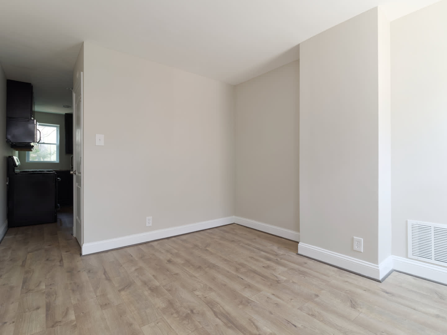 Charming 2Bd 1Ba Townhome In East Baltimore Md – photo 4