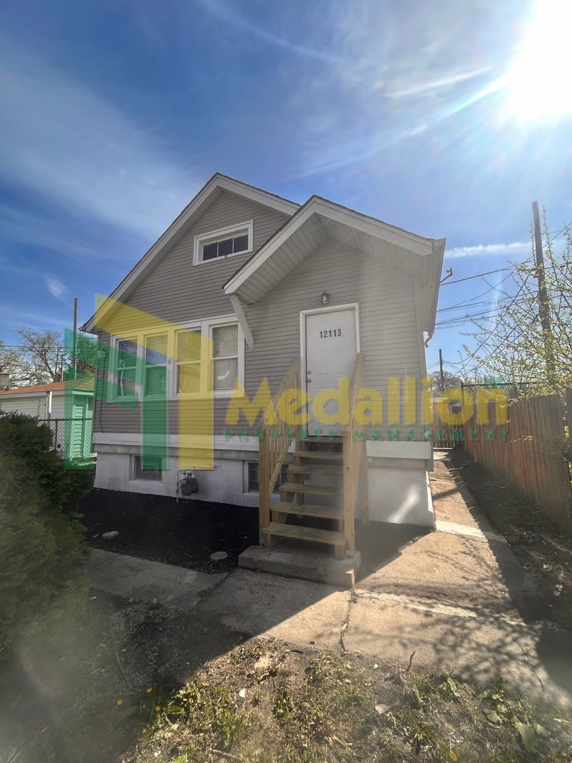 Spacious 1-Bedroom Single-Family Home with Large Fenced Yard – photo 1
