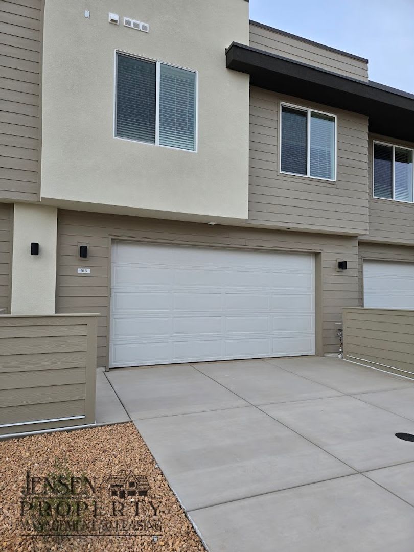 Newer Desert Color Town Home – photo 2
