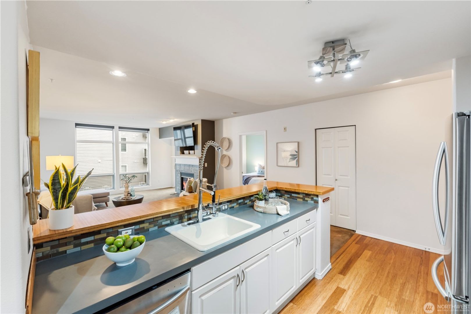 Amazing West Seattle 2 bedroom 2 bath W/S/G and 2 parking spots included! – photo 4