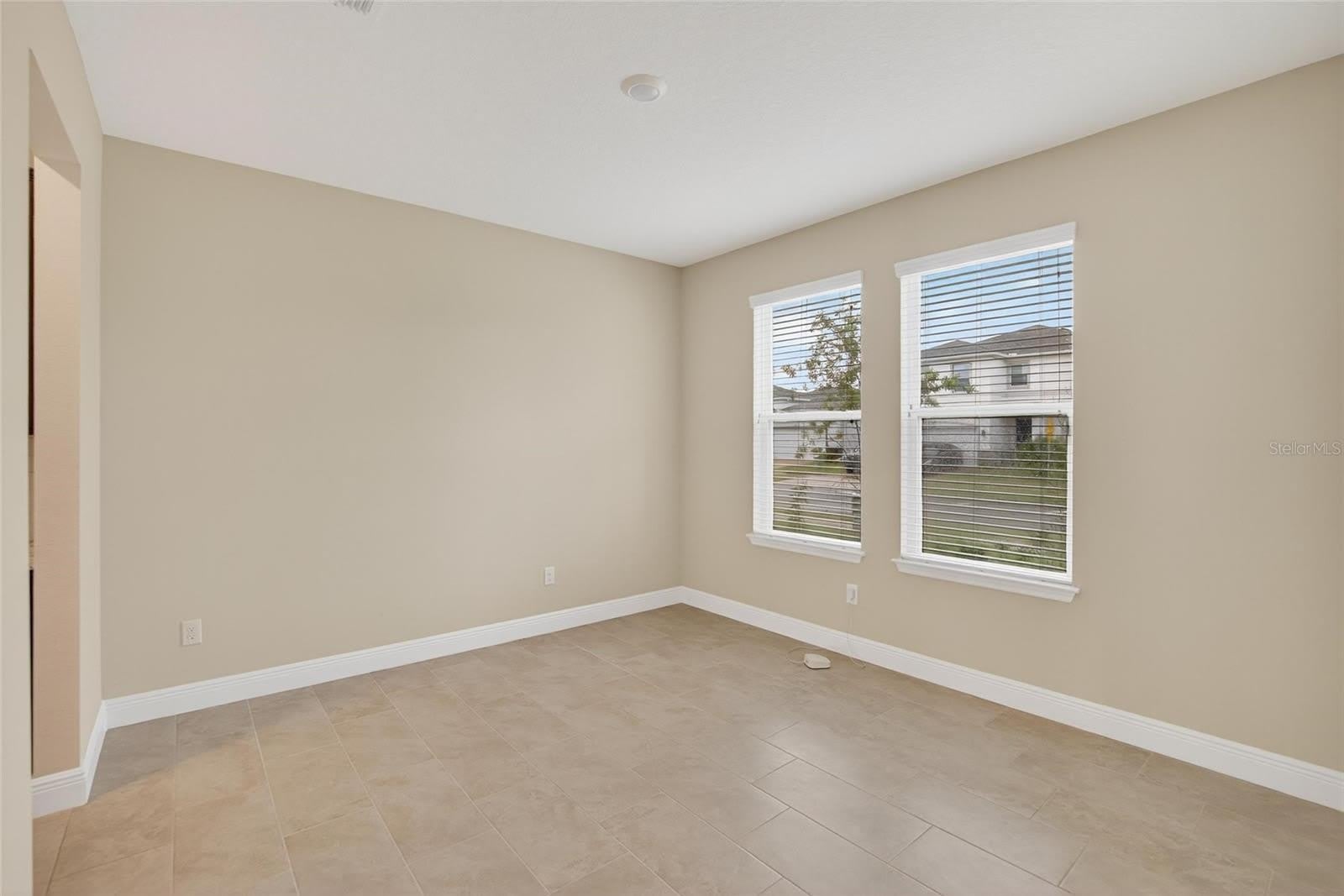 2546 WARREN ACRES Boulevard – photo 5