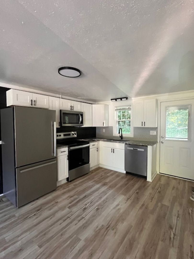 Furnished 2 Bedroom 1304 W Ridge Street Apt 2 Professionally Managed By Select Real Estate Group Inc – photo 1