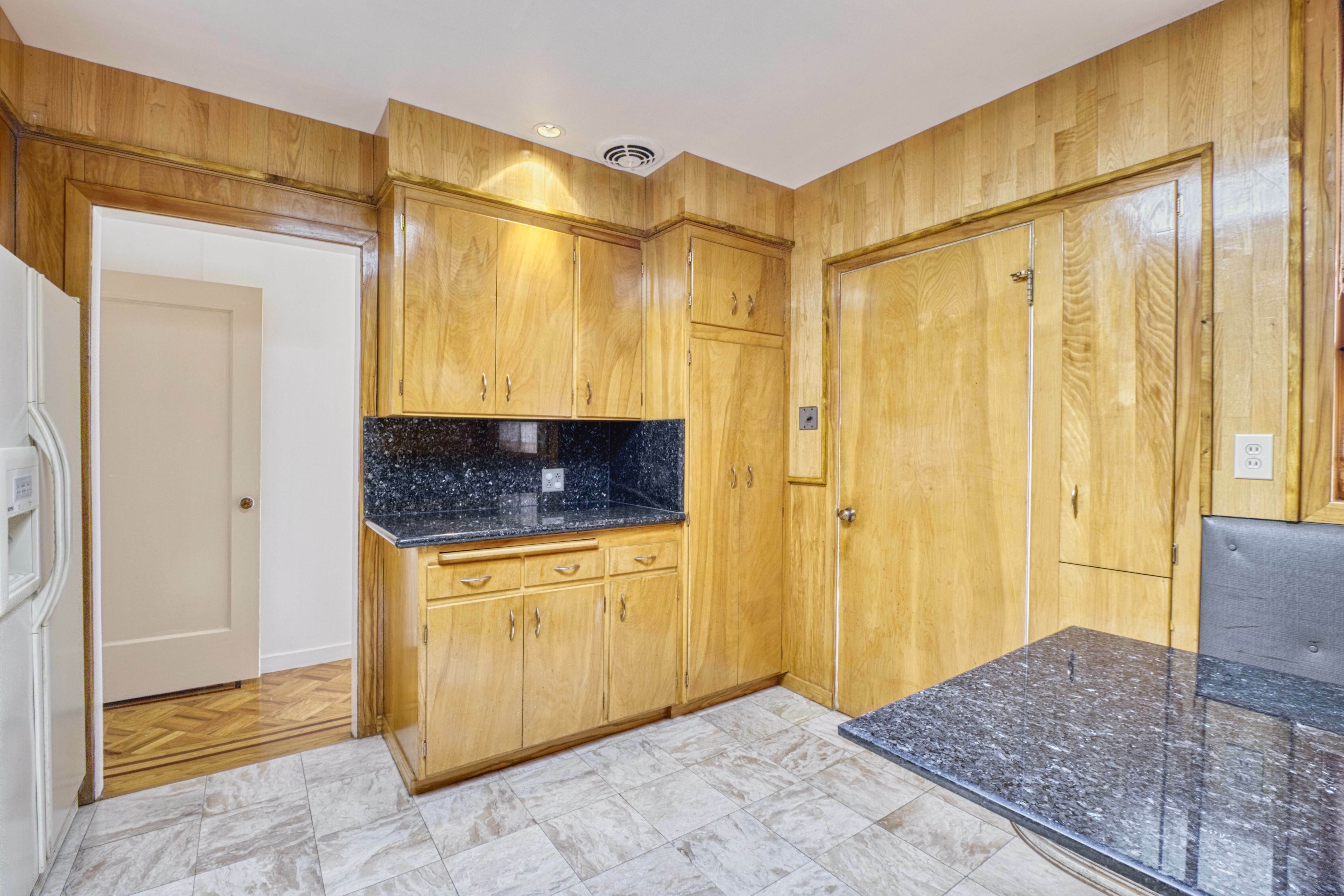 1676 Cayuga Avenue – photo 4