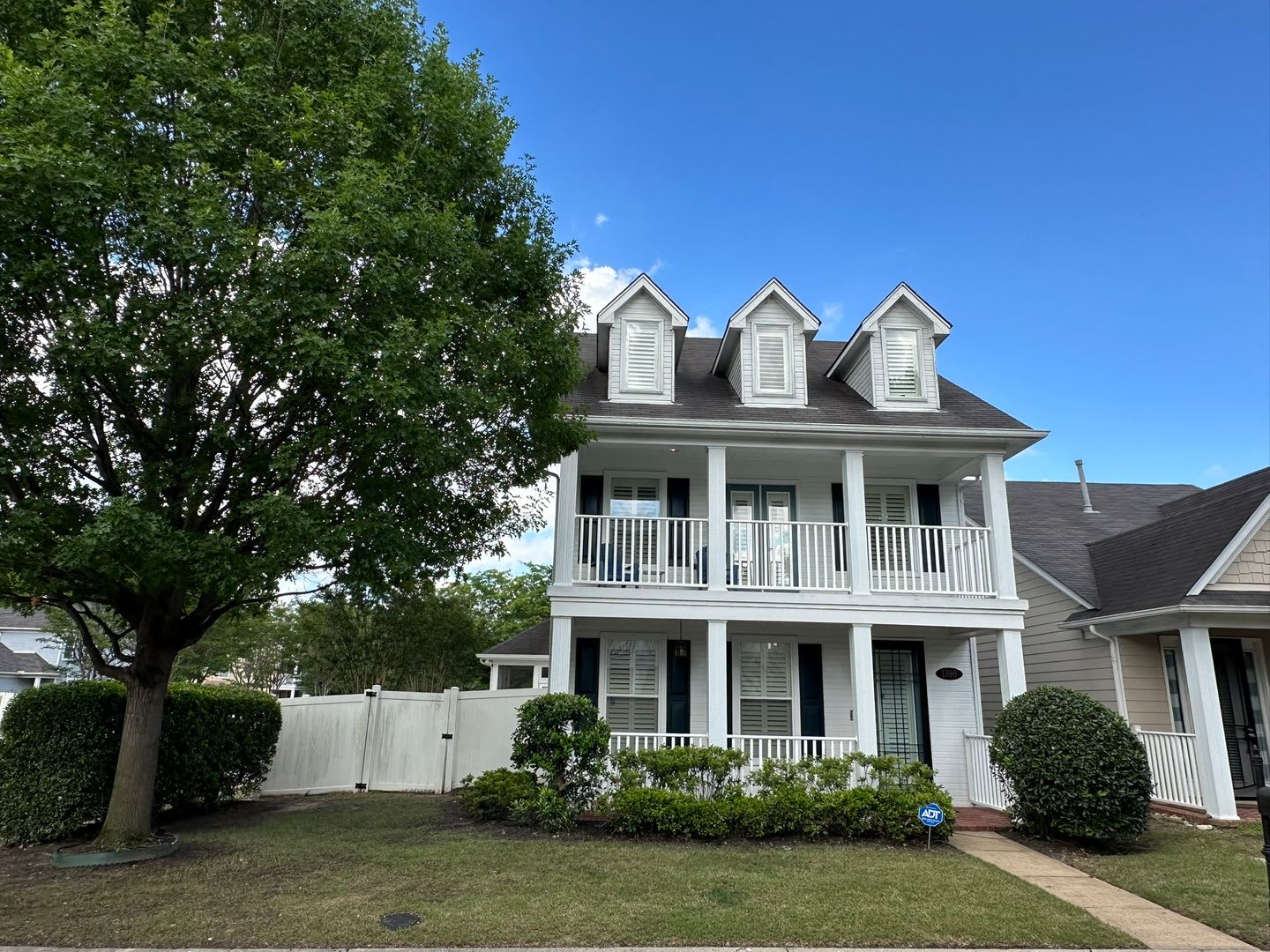 Large 3 bd 2.5 bath with all new paint! Fenced in yard and screened in porch!! – photo 2