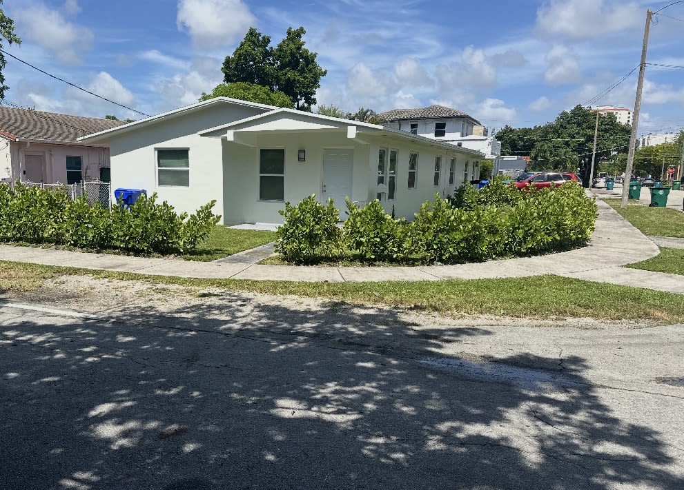 3300 Southwest 9th Terrace – photo 1