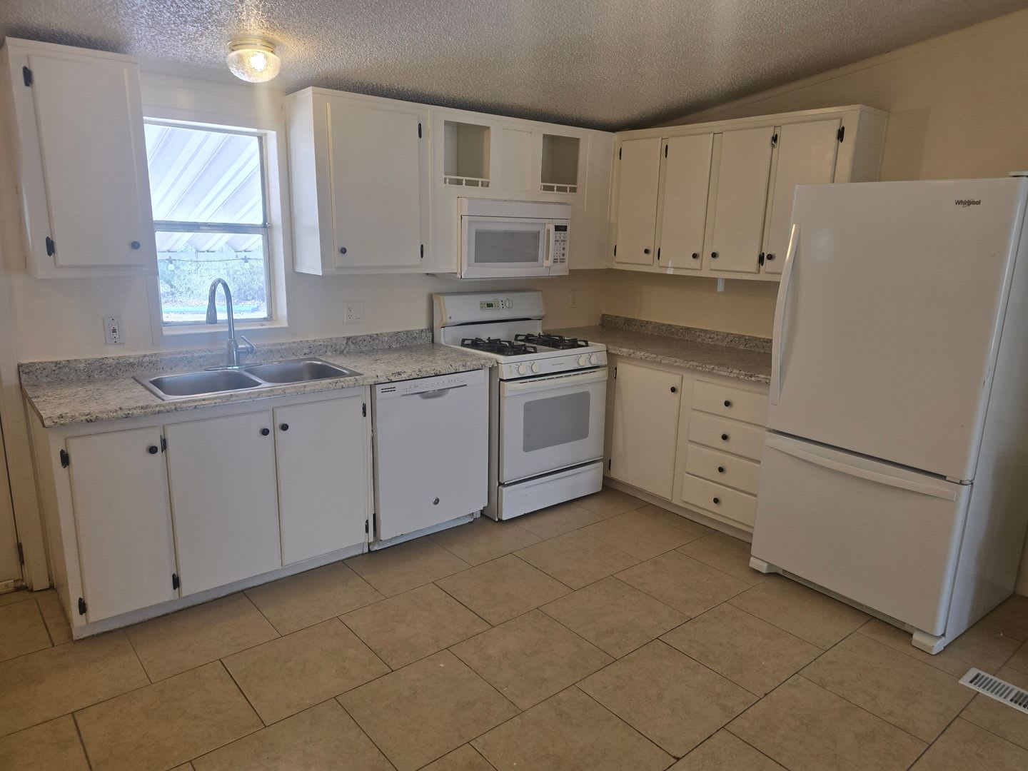 HUGE PRIVATE LOCATION 3 BEDROOM 2 BATH HOME!! – photo 3