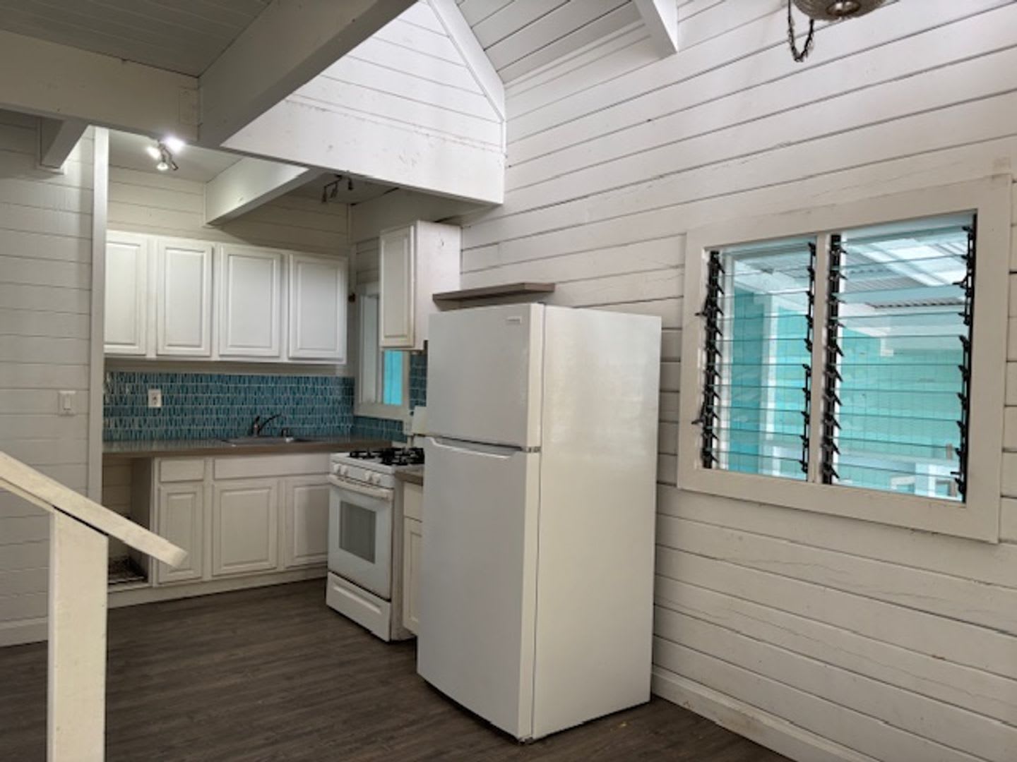 2 Bedroom / 1 Bath with loft and Ocean Views in Downtown Kona! – photo 3