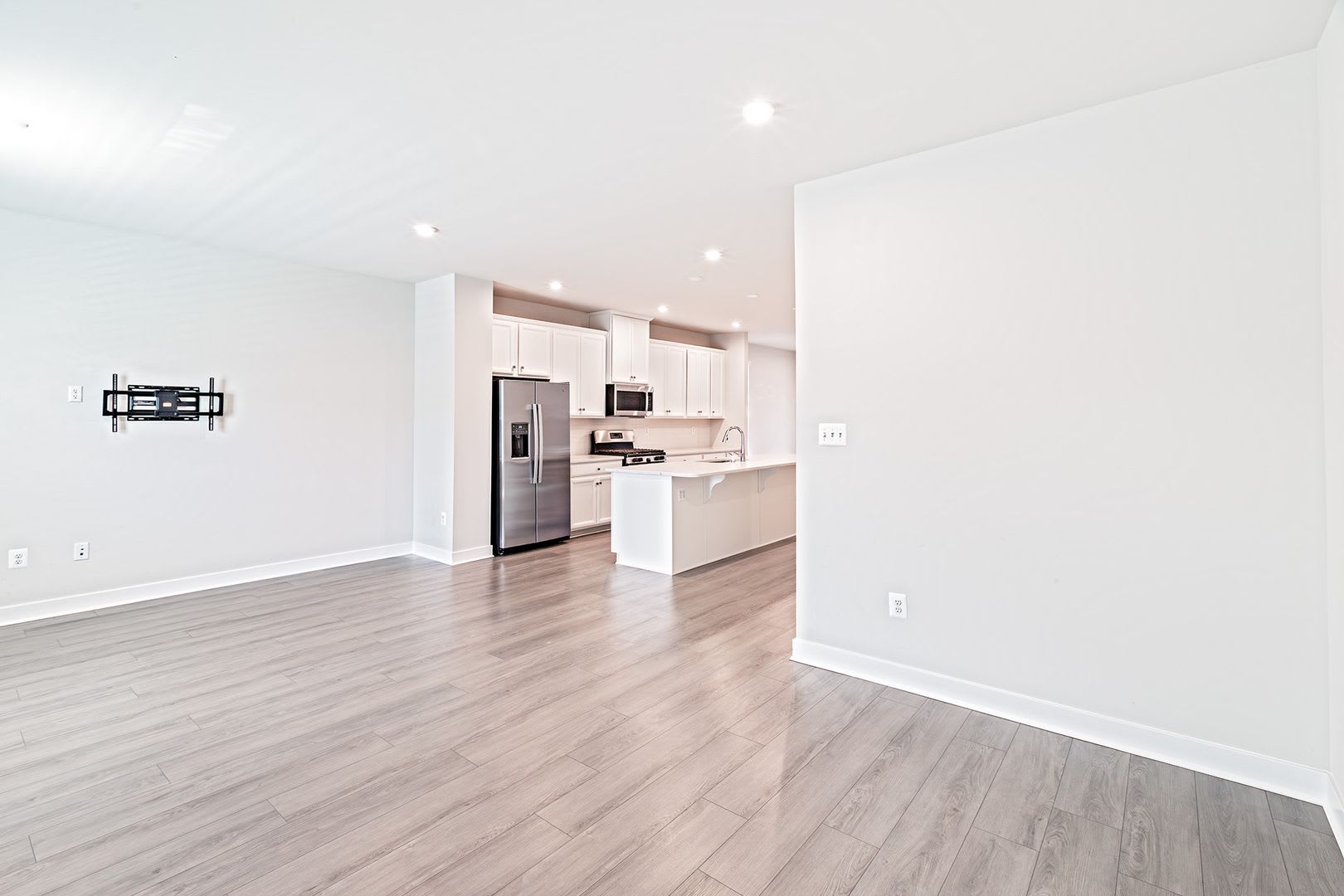 3 bedroom, 2.5 bath Middletown end unit townhome – photo 4