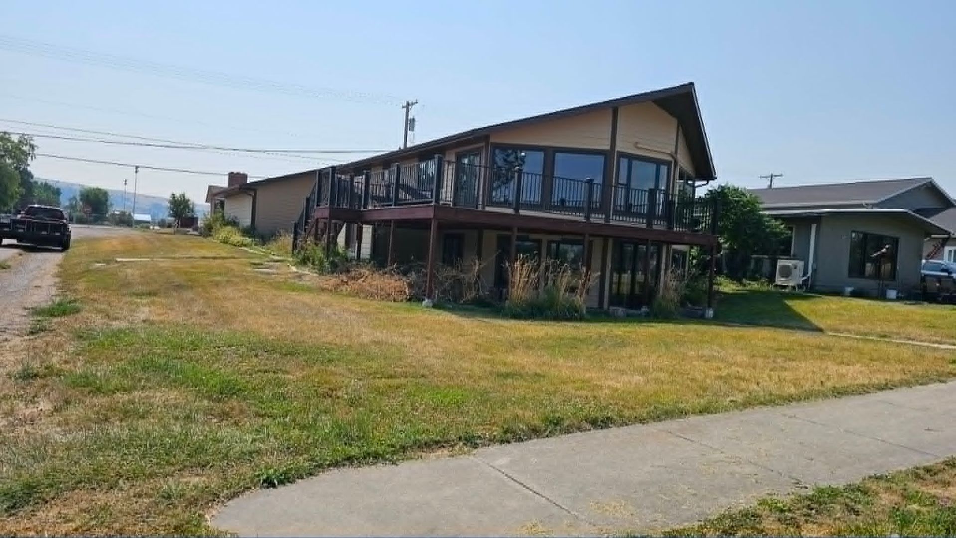 Corner Lot House With Lake Views – photo 1