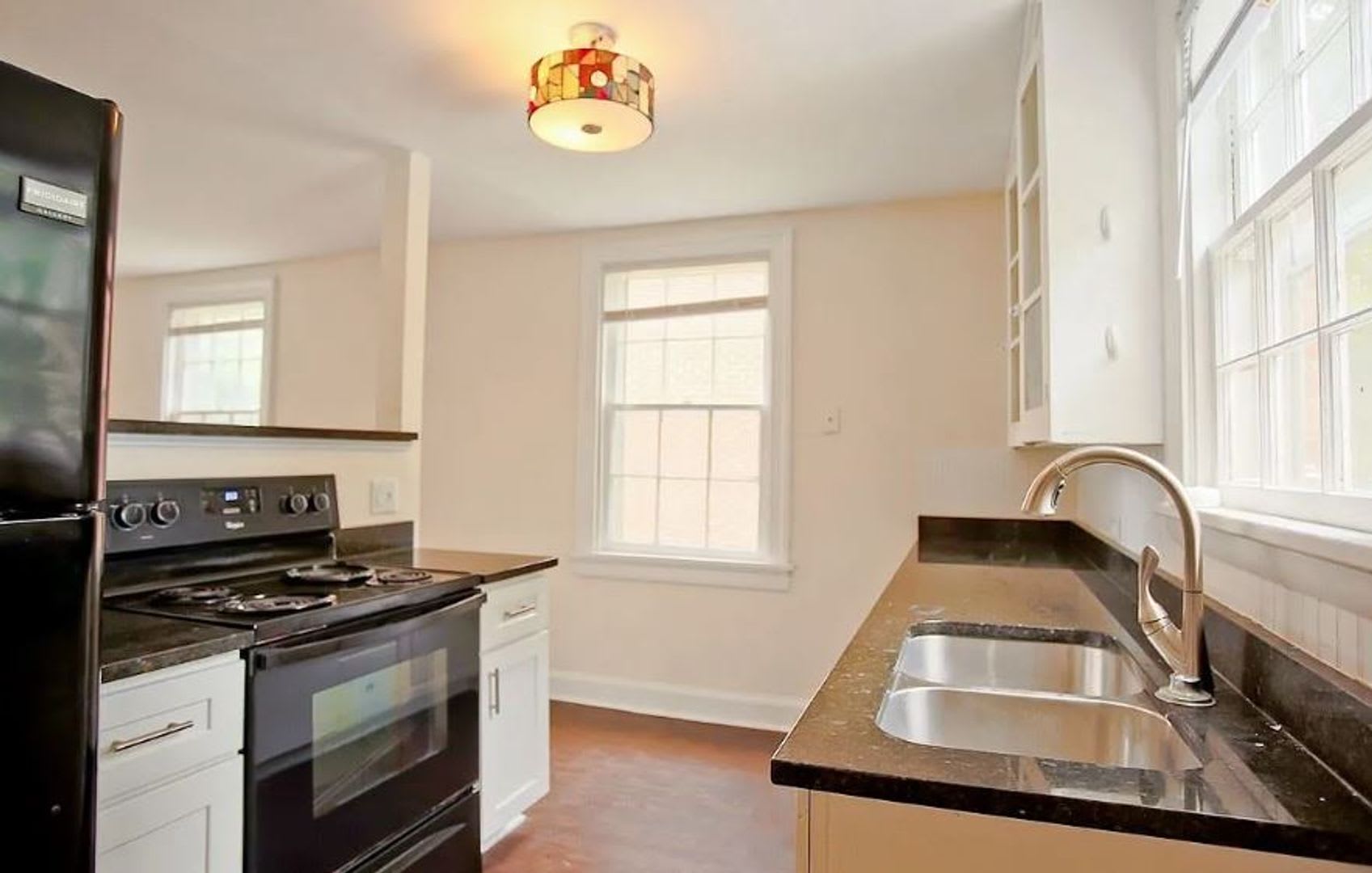 2027 2028 School Year 8 Bdrm 3 Bath Steps From Uva Grounds – photo 3