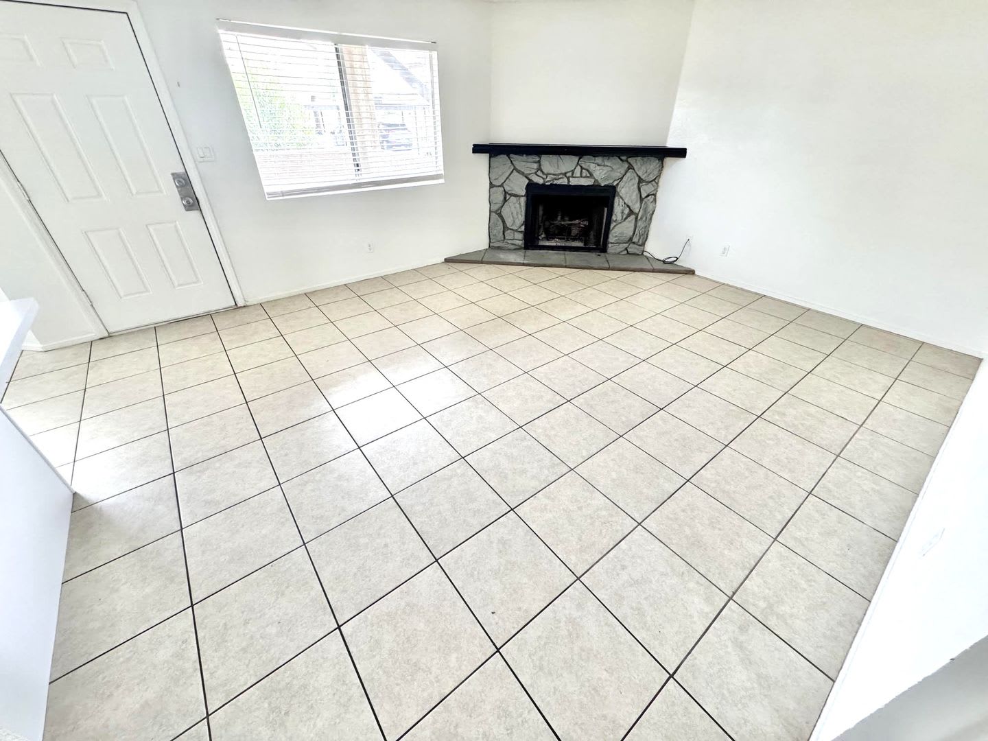 Charming and move-in ready 2-bedroom, 2-bathroom first-floor condo in a convenient Las Vegas location – photo 3