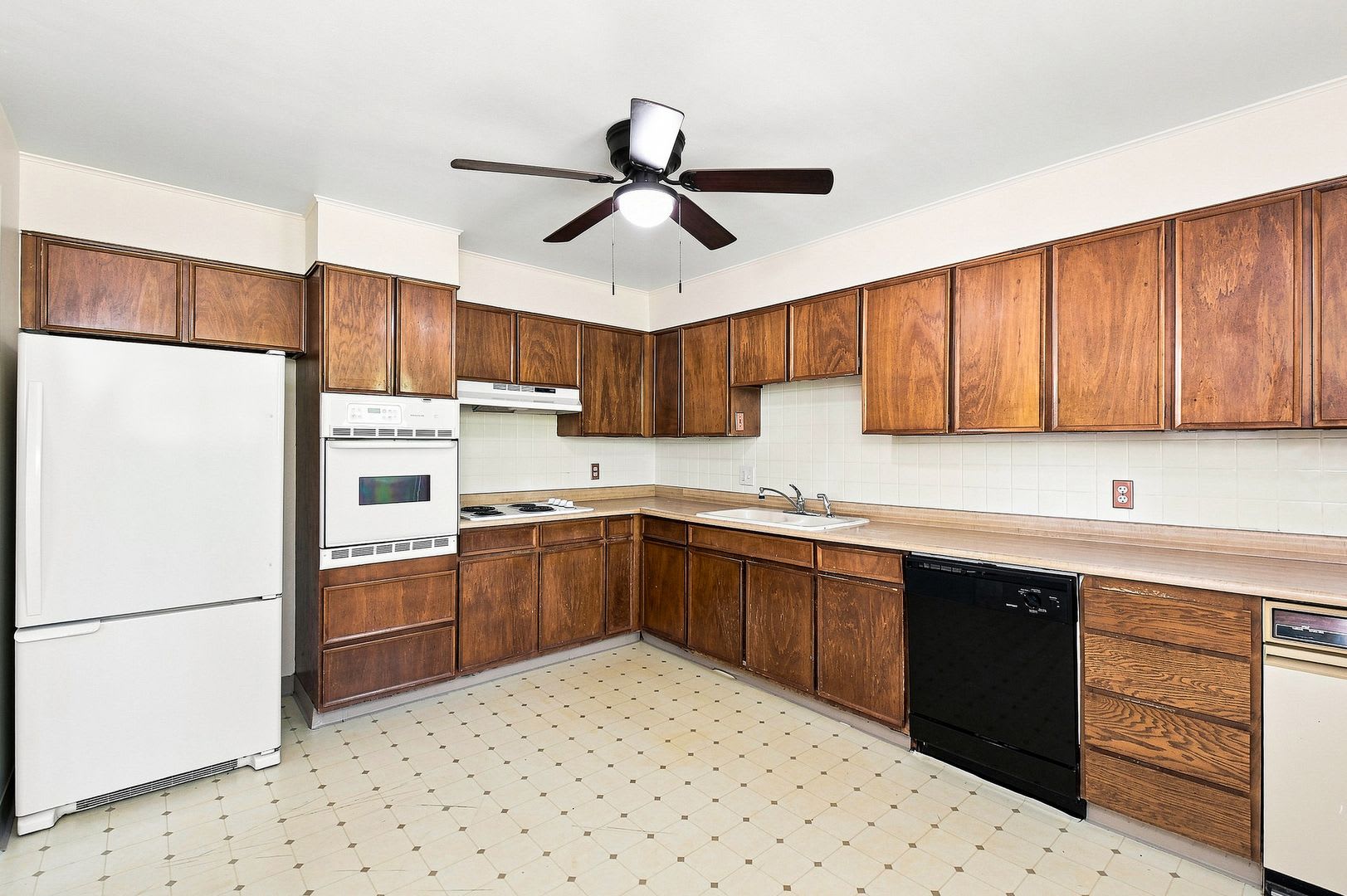 0 Deposit Option Walnut Hills Division New Appliances Garage Fireplace Storage – photo 3