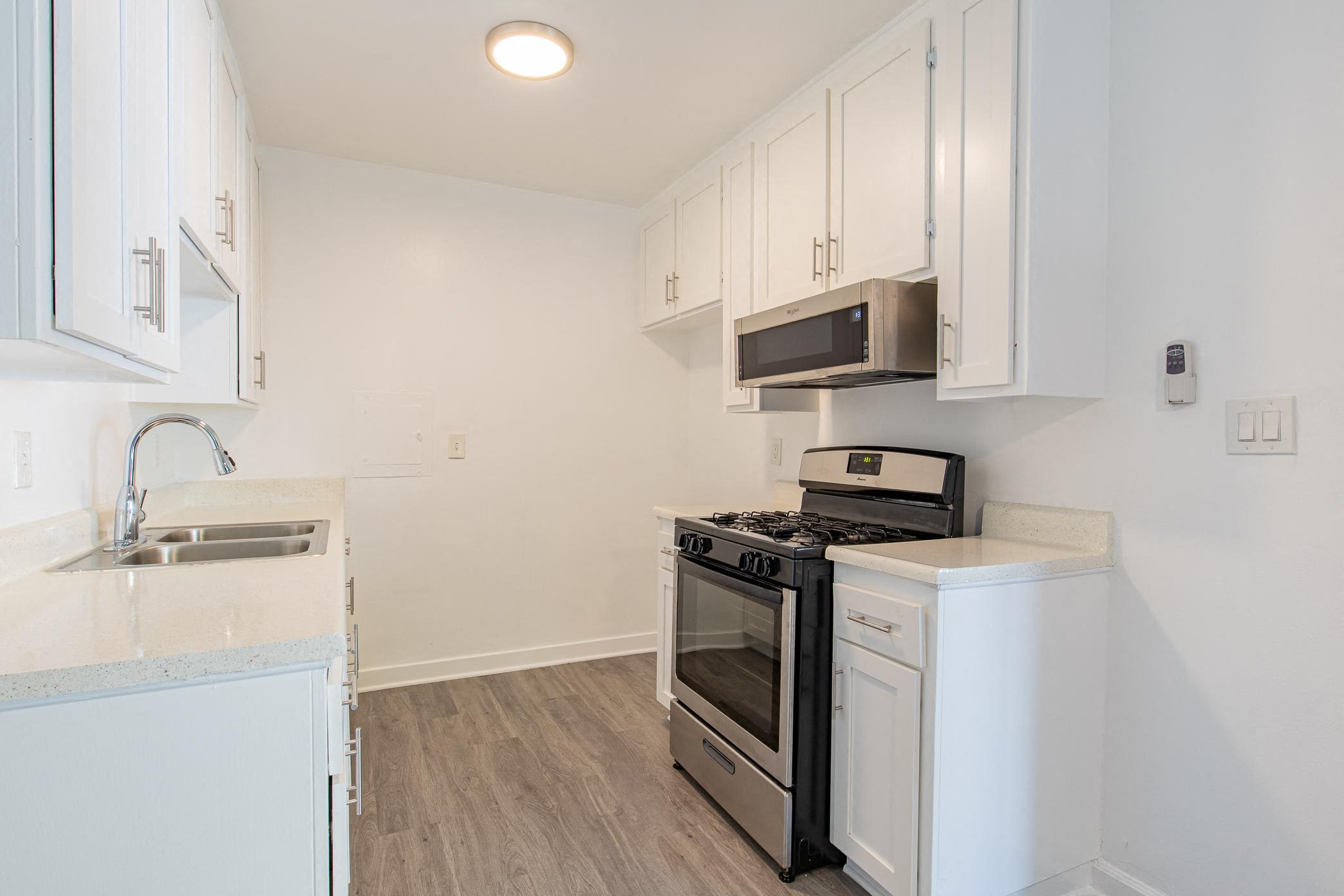 Reseda Continental Apartments – photo 2