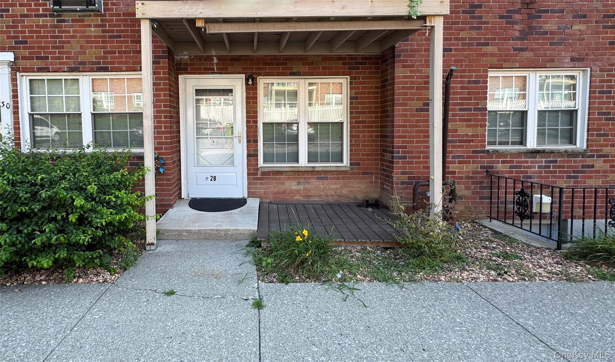 8 Colonial Road – photo 1
