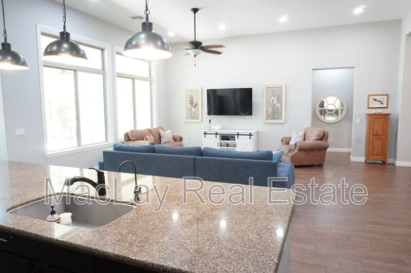 2910 E Wildhorse dr – photo 3