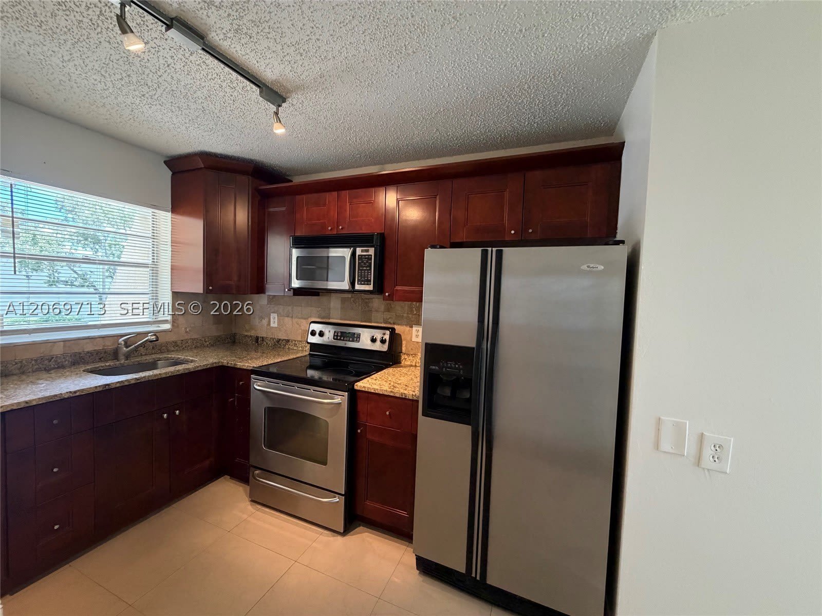 432 Lakeside Dr – photo 2