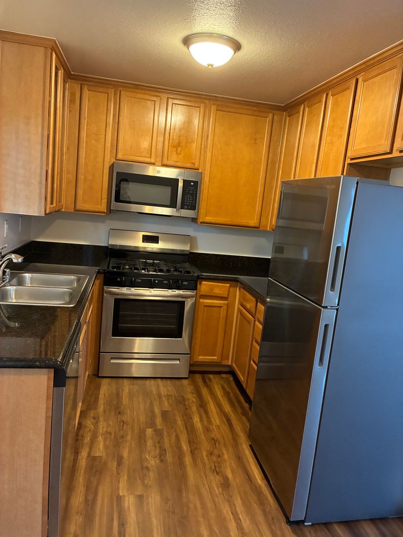 Beautiful Updated Unit, Pool/Spa, Private Laundry, Reserved Parking – photo 5