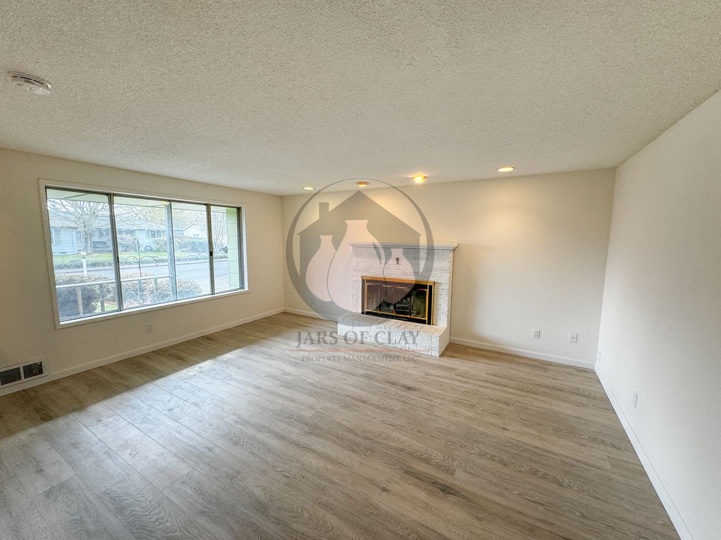 Adorable Single Level Home in Salem – photo 3