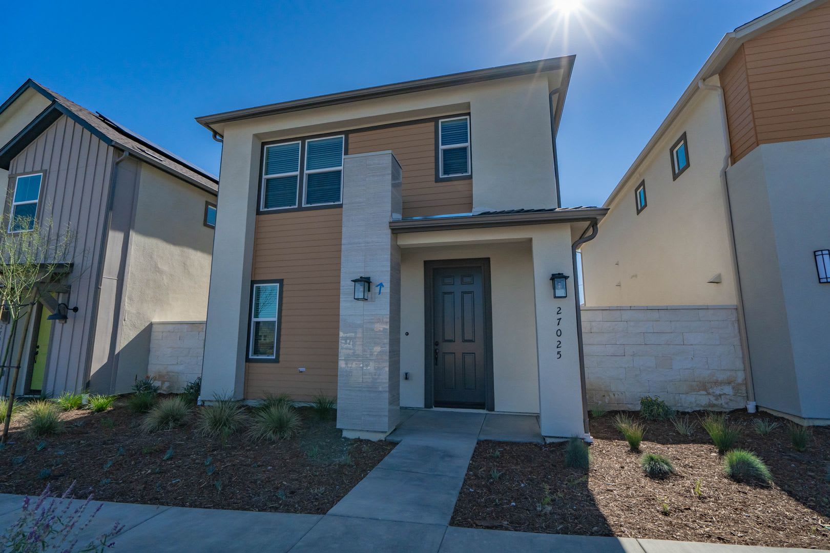 3 Bedrooms in the Five Points Community of Valencia! – photo 1