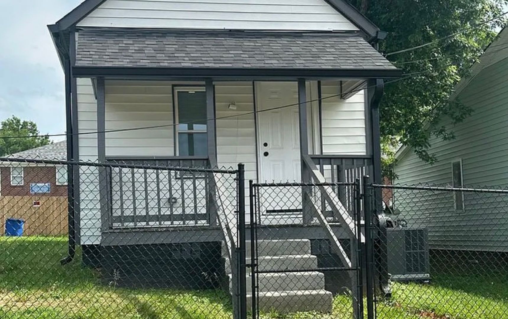 Now Leasing Newly Renovated 1 Bedroom House – photo 2