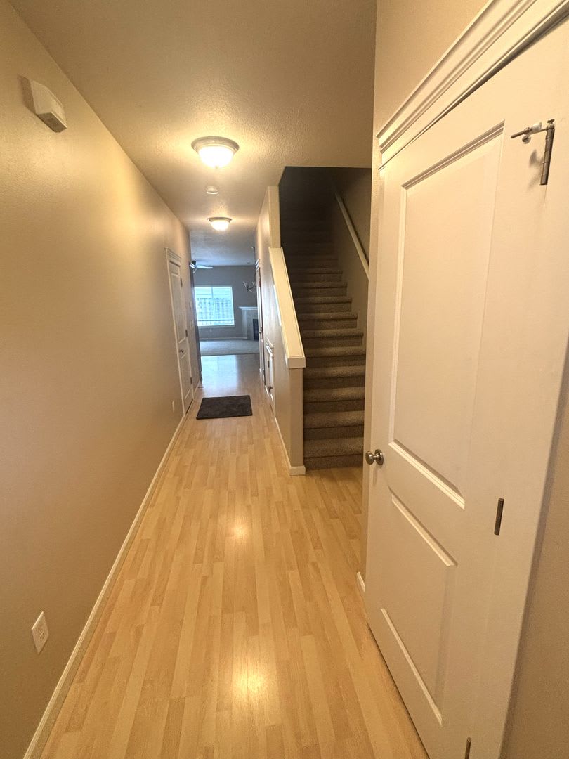 Great Location! Well maintained Townhome, one car garage, fenced backyard! – photo 2
