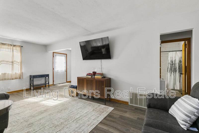 6935 Colby St – photo 4