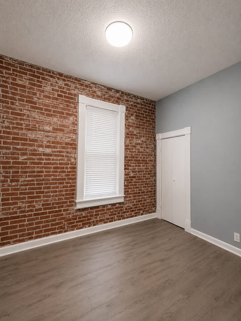 Fully Renovated 1 Bed + Bonus Room – photo 3