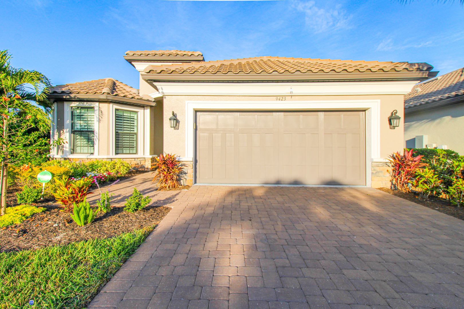 Stunning 3 Bedroom Den 3 Bathroom Heated Pool Spa Home With Golf Transfer To Esplanade Golf Country Club Seasonal – photo 3