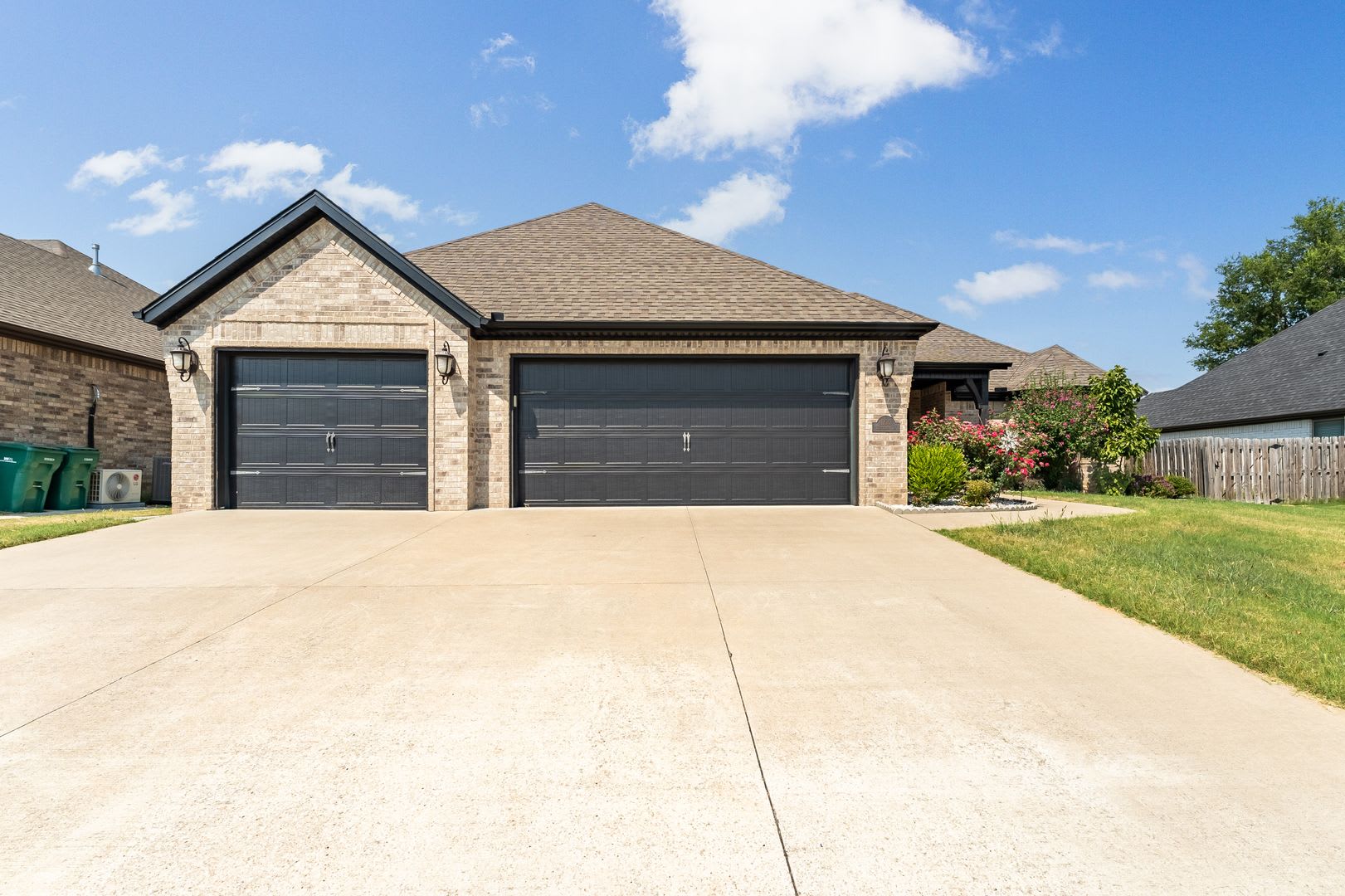 Luxury Living in Bentonville: Modern 4 Bed, 3 Bath Home with Fenced Yard – photo 2