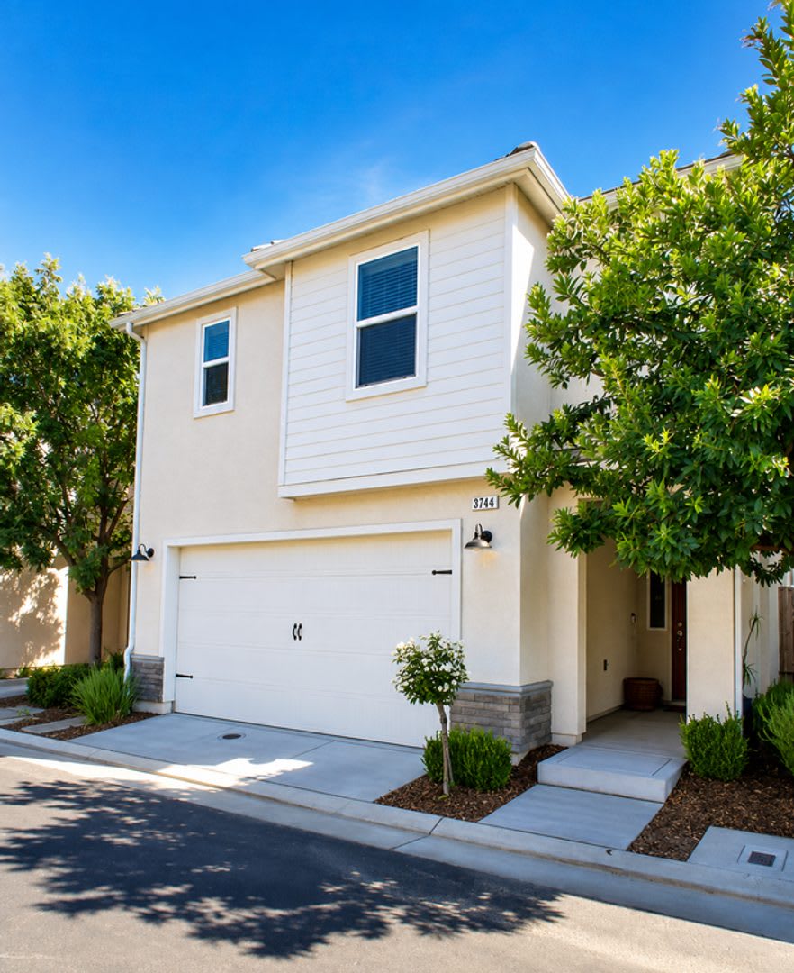 Modern 3 Bedroom 2 5 Bath In Clovis Solar Included Pge Savings – photo 1