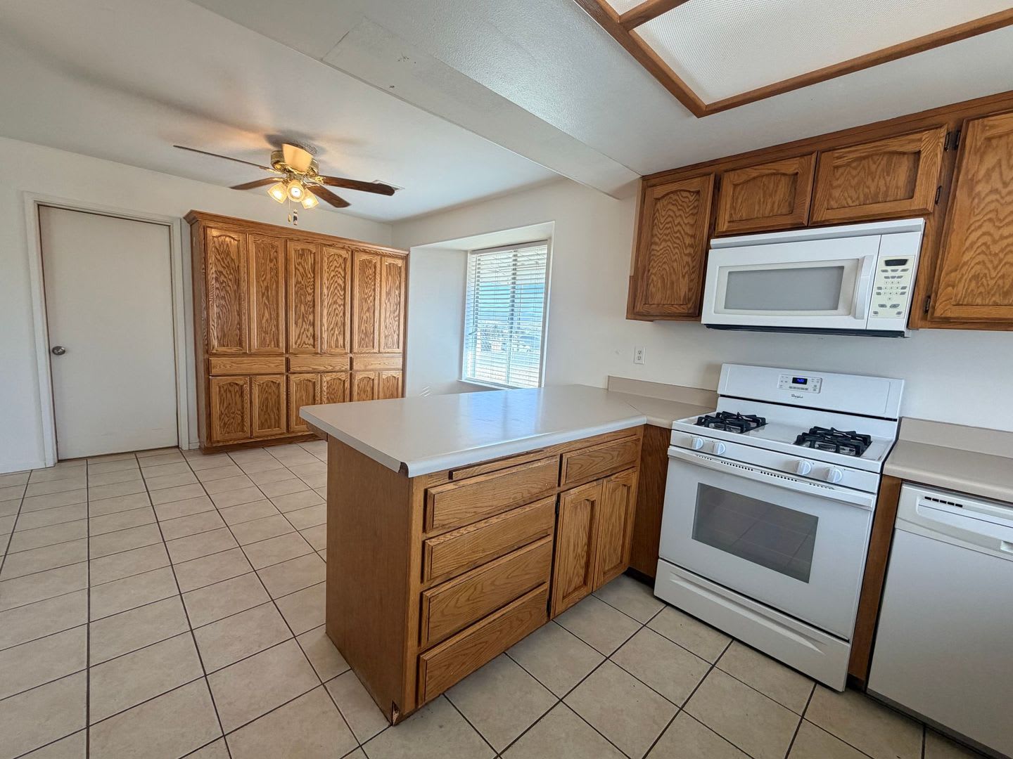 3 bedroom with LARGE backyard! – photo 2