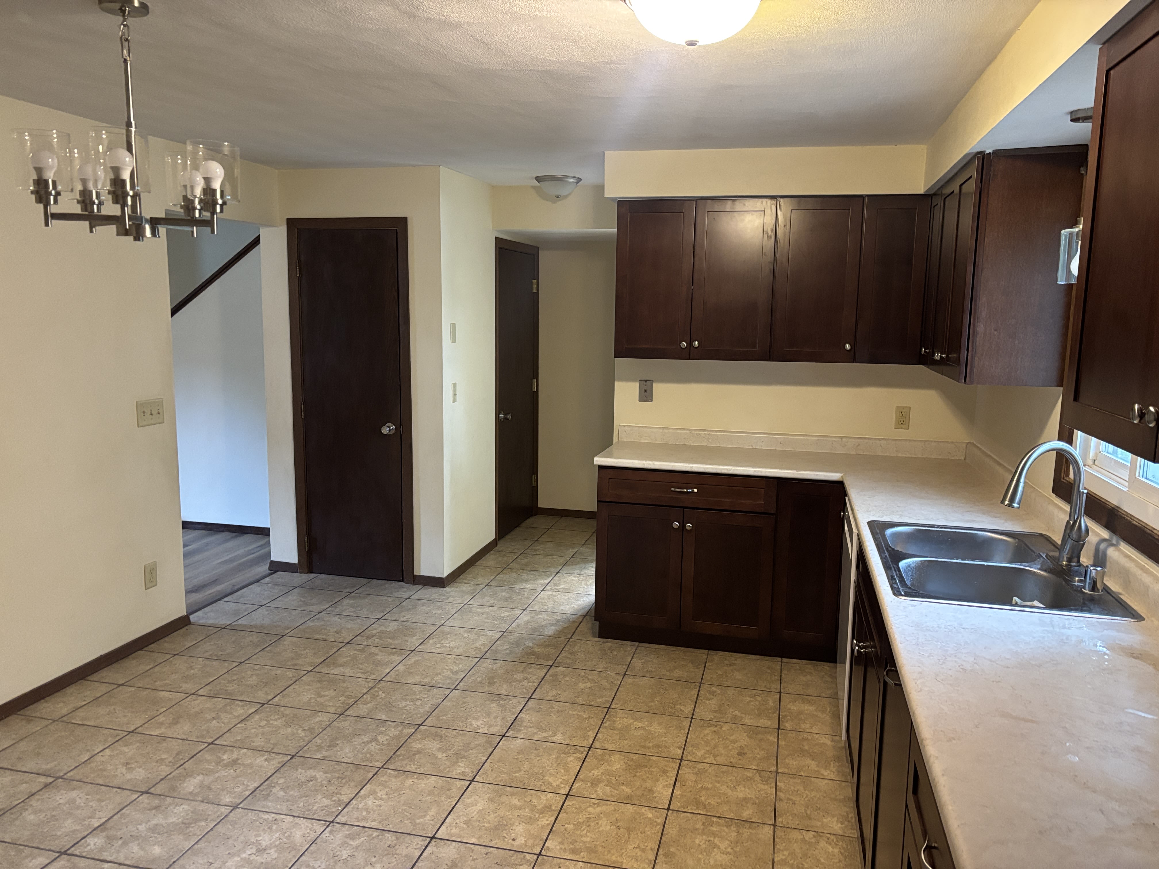 2419 S Schaefer St – photo 2