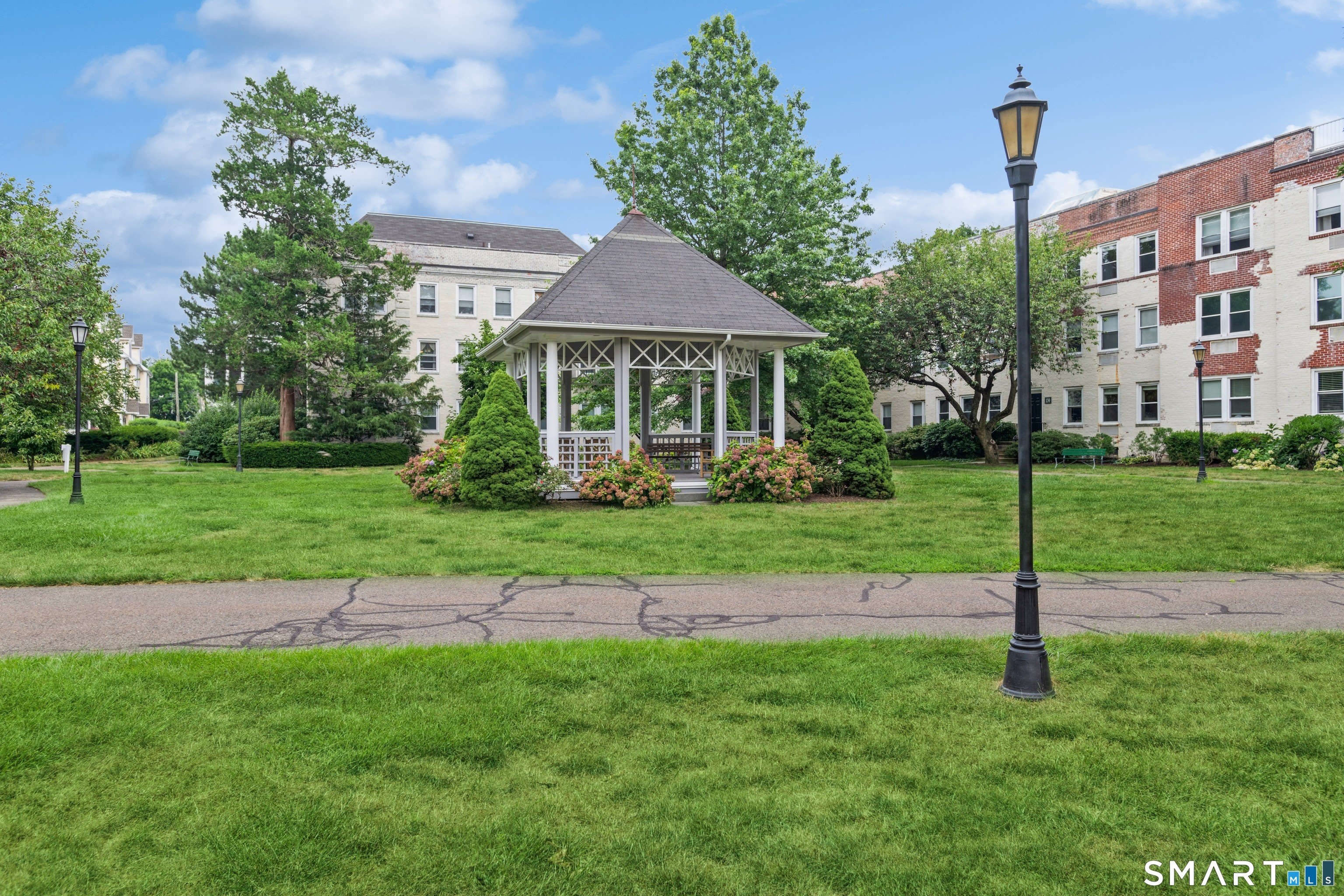 140 Woodside Green – photo 1