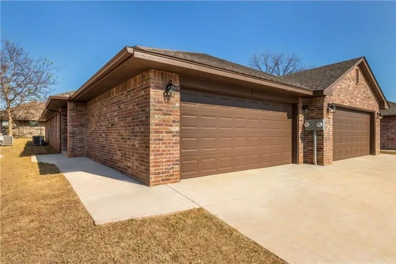 Modern finishes, low traffic cul-de-sac, walking track, walk to downtown Edmond events! – photo 1