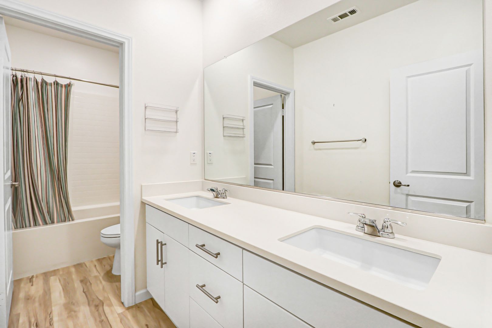 Available now! Stunning 4-Bedroom Home in Gated North Fontana Community! – photo 4