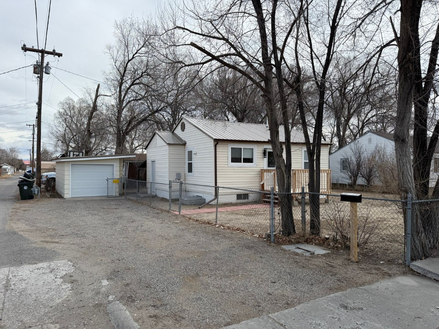 3 Bedroom 1 Bath Beautiful House with Fenced Yard & Garage – photo 2