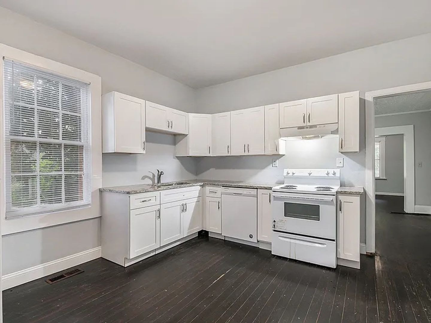 Spacious 3bd/2ba in Capitol View w/ Huge Fenced-In Backyard! – photo 5