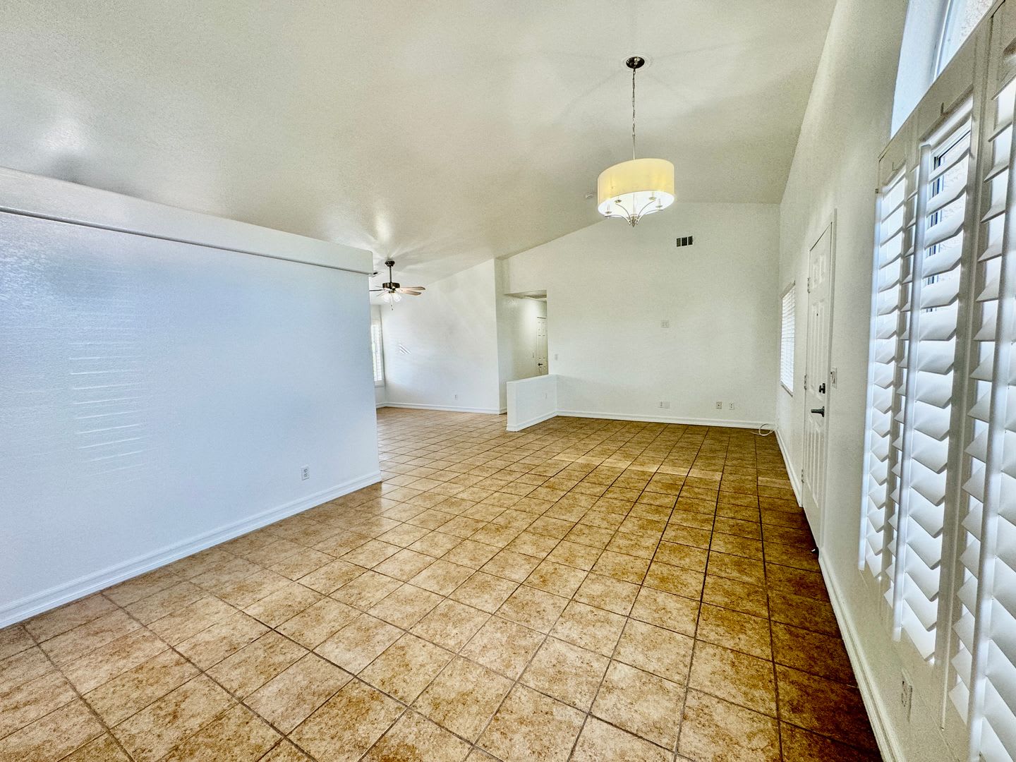 Charming 2 bedroom home in northwest. Very open floorplan. – photo 3