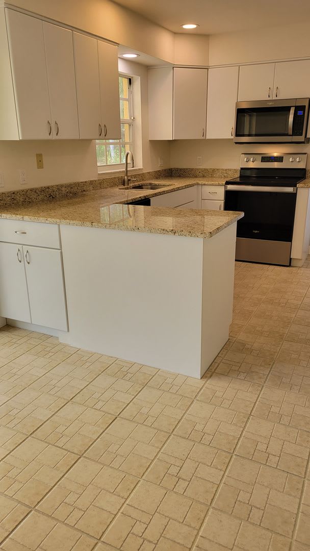 Annual UNfurnished renovated 2/2 villa in gated Bradenton community – photo 2