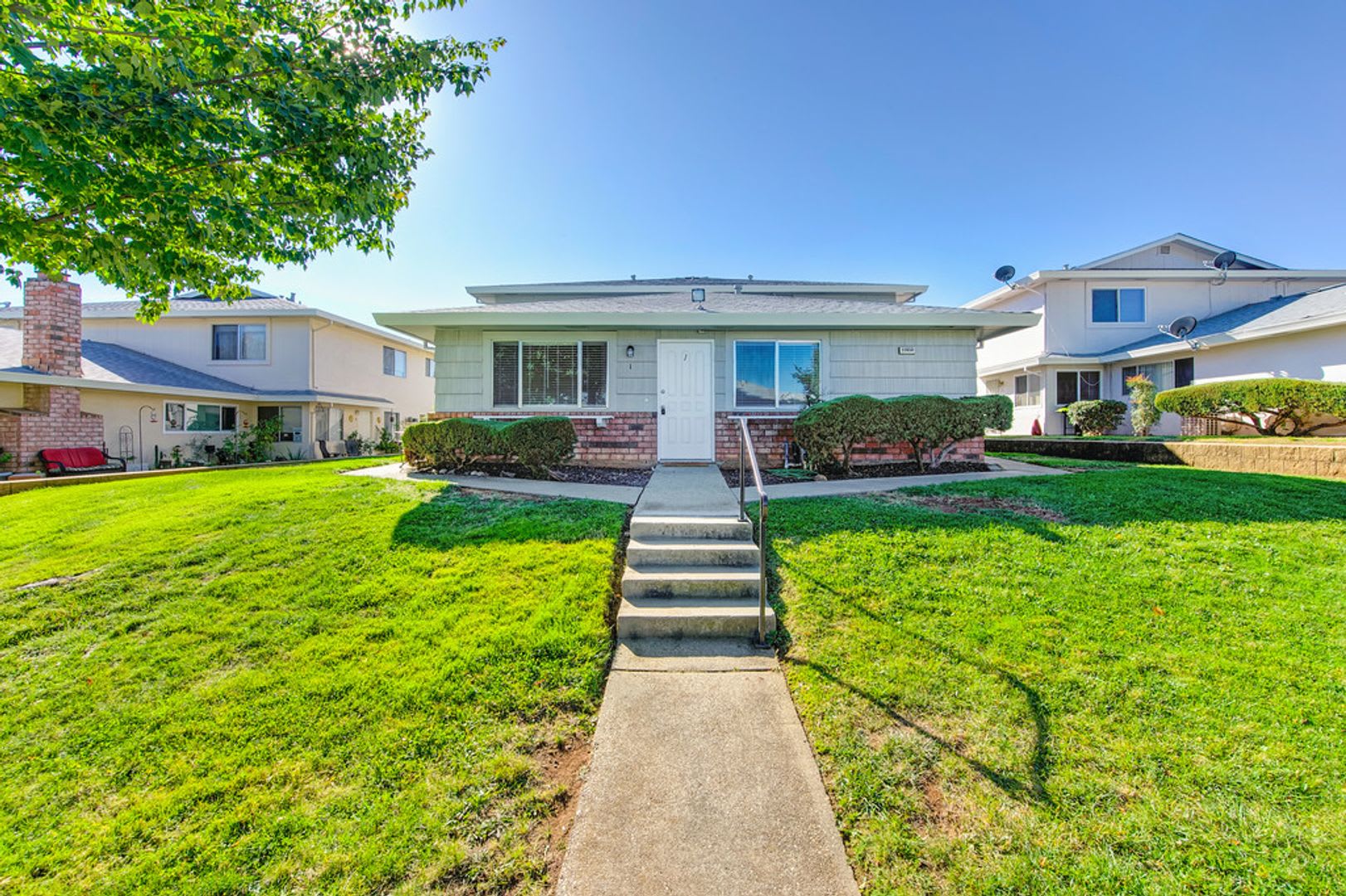 2 bedroom, 1 bath – photo 1
