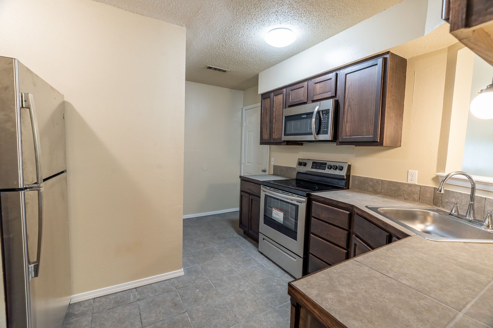 Refreshed 3 BR/2 BA home near I-49/UofA! Large fenced yard! – photo 5