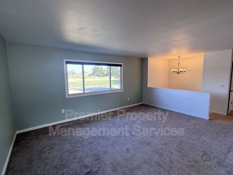 140 Peters St. – photo 4