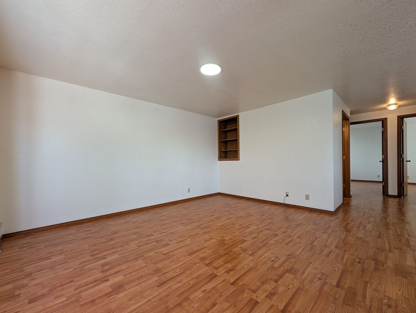 Spacious upstairs 2-Bedroom, 1-Bath Apartment in Springfield 4-Plex! – photo 4