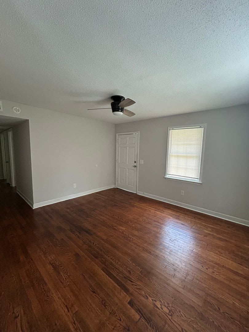 Spacious 3 Bedroom Home With Expansive Backyard – photo 3
