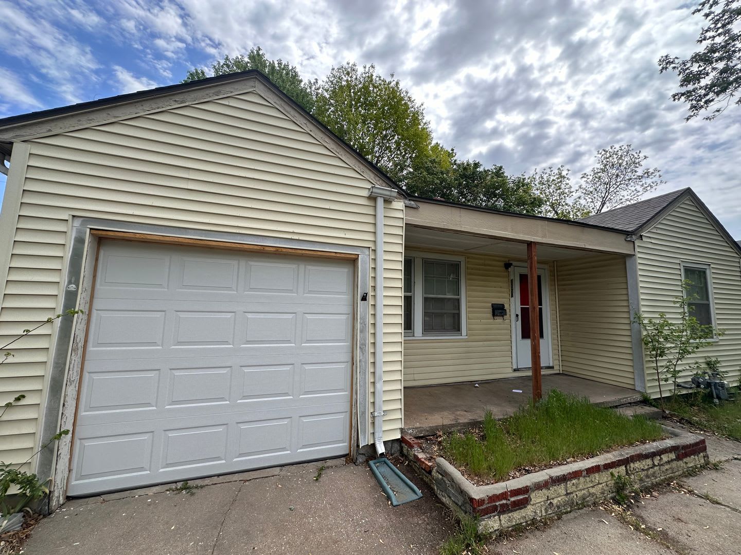 950 2 Bedroom 1 Bathroom Cozy Single Family Home Accepting Housing Vouchers – photo 1