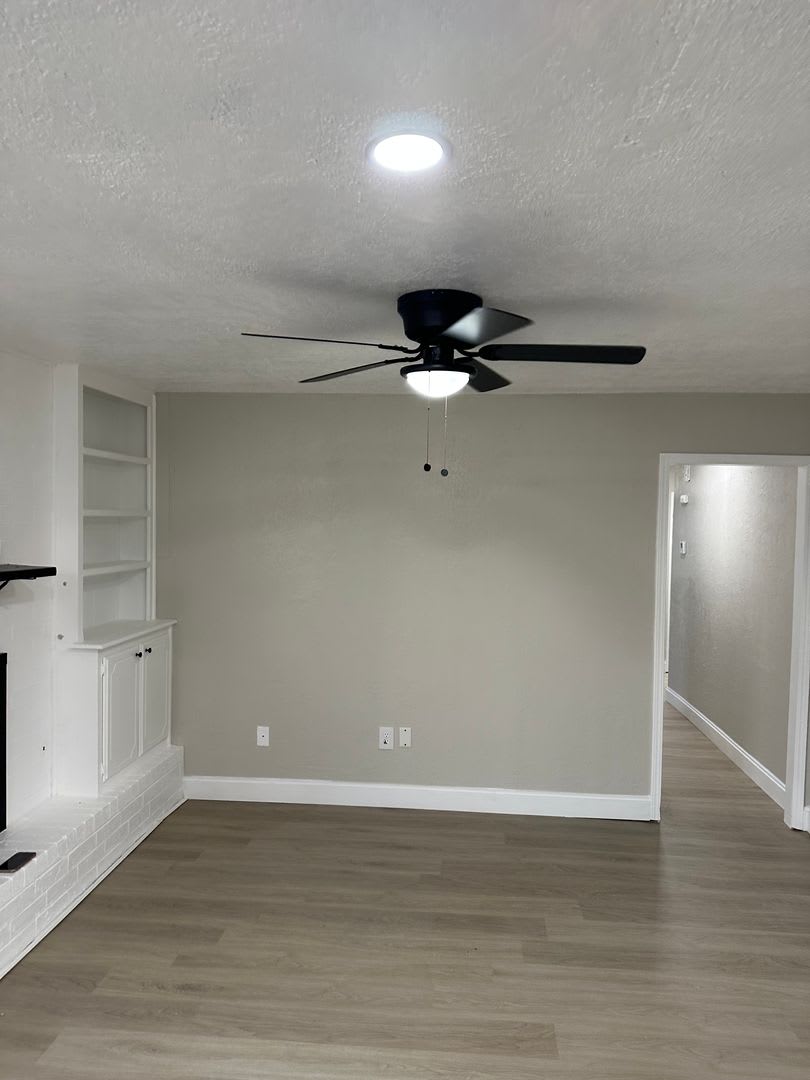 East side! Updated! Granite counter tops! Hard surface flooring throughout! – photo 4