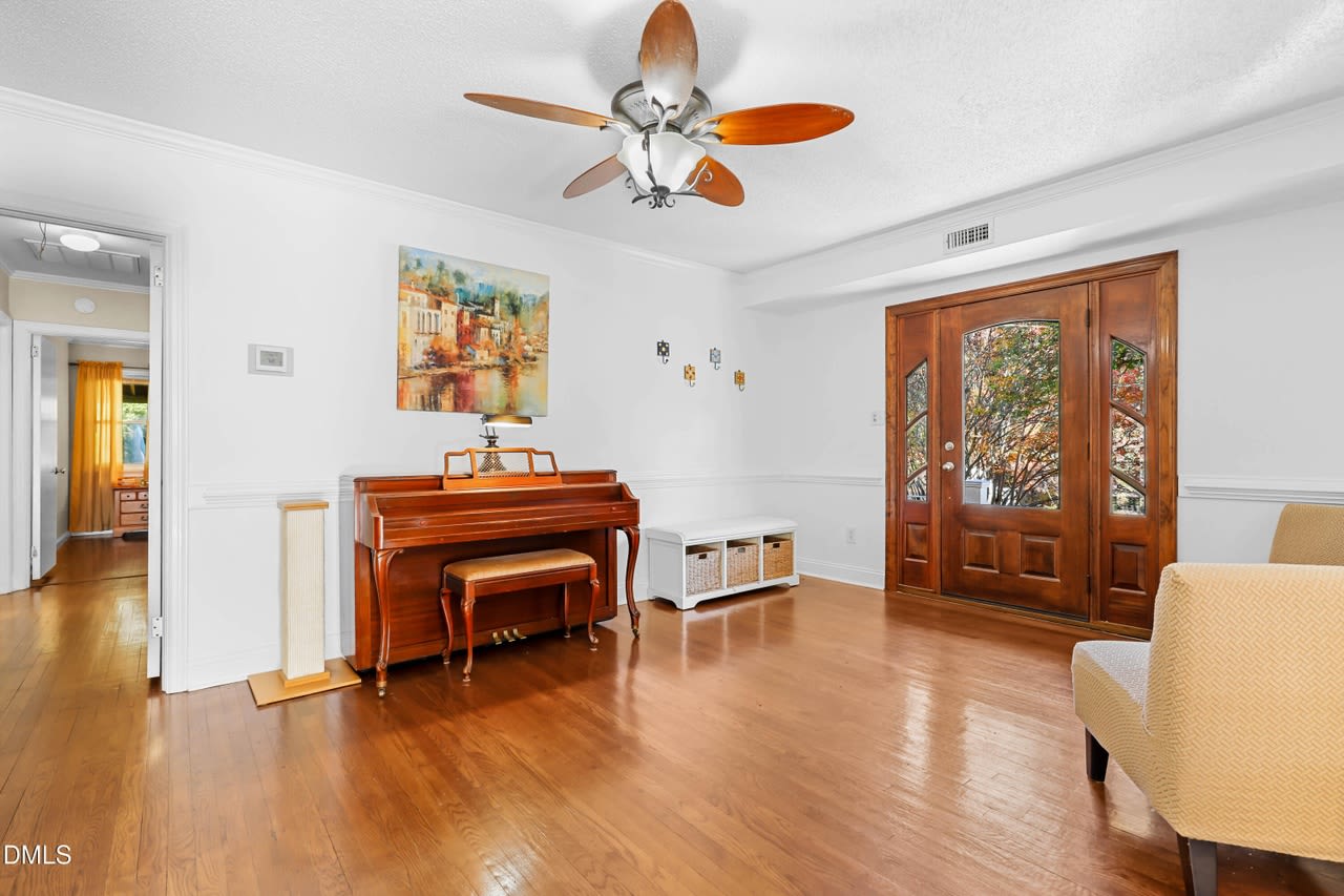 821 Woodburn Rd – photo 4
