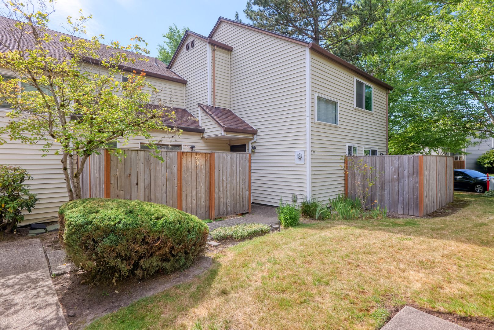 Beautiful 3-Bedroom Townhome in Cross Creek Village – photo 3